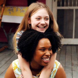 Dakota Fanning stars as Lily Owens and Jennifer Hudson stars as Rosaleen Daise in Fox Searchlight Pictures' The Secret Life of Bees (2008)