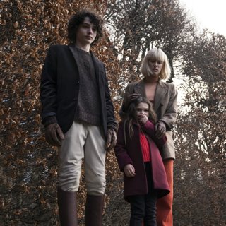 Finn Wolfhard, Brooklynn Prince and Mackenzie Davis in Universal Pictures' The Turning (2020)
