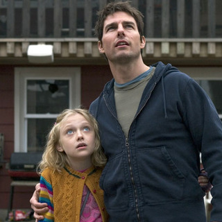 Dakota Fanning and Tom Cruise in Paramount Pictures' War of the World (2005)