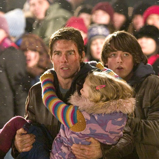 Tom Cruise, Dakota Fanning and Justin Chatwin in Paramount Pictures' War of the World (2005)