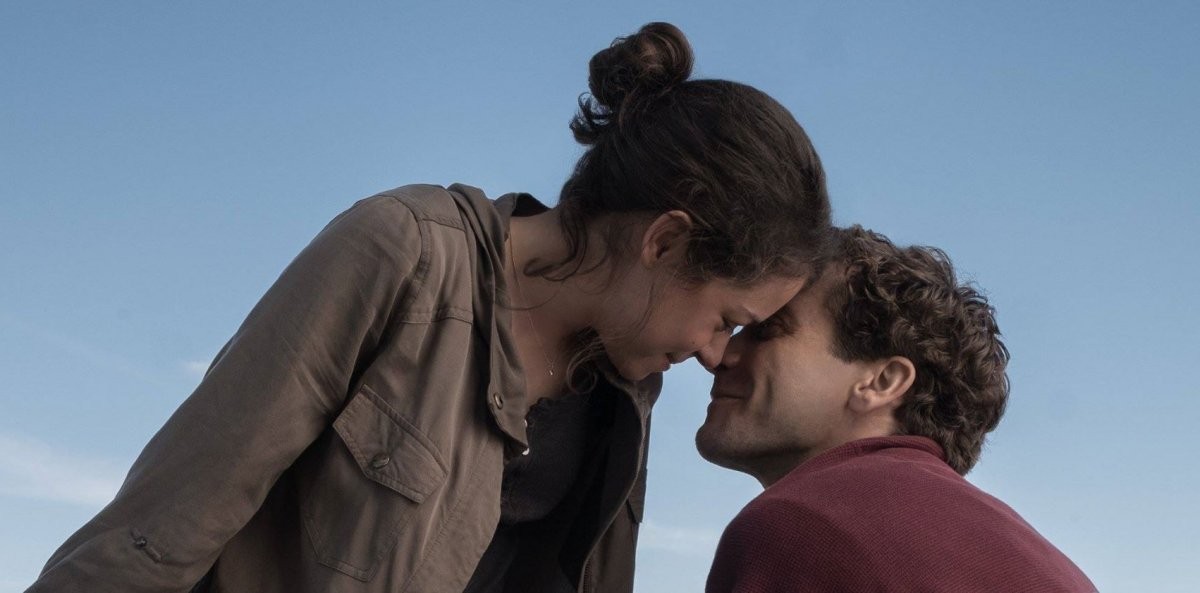 Tatiana Maslany stars as Erin Hurley and Jake Gyllenhaal stars as Jeff Bauman in Roadside Attractions' Stronger (2017)