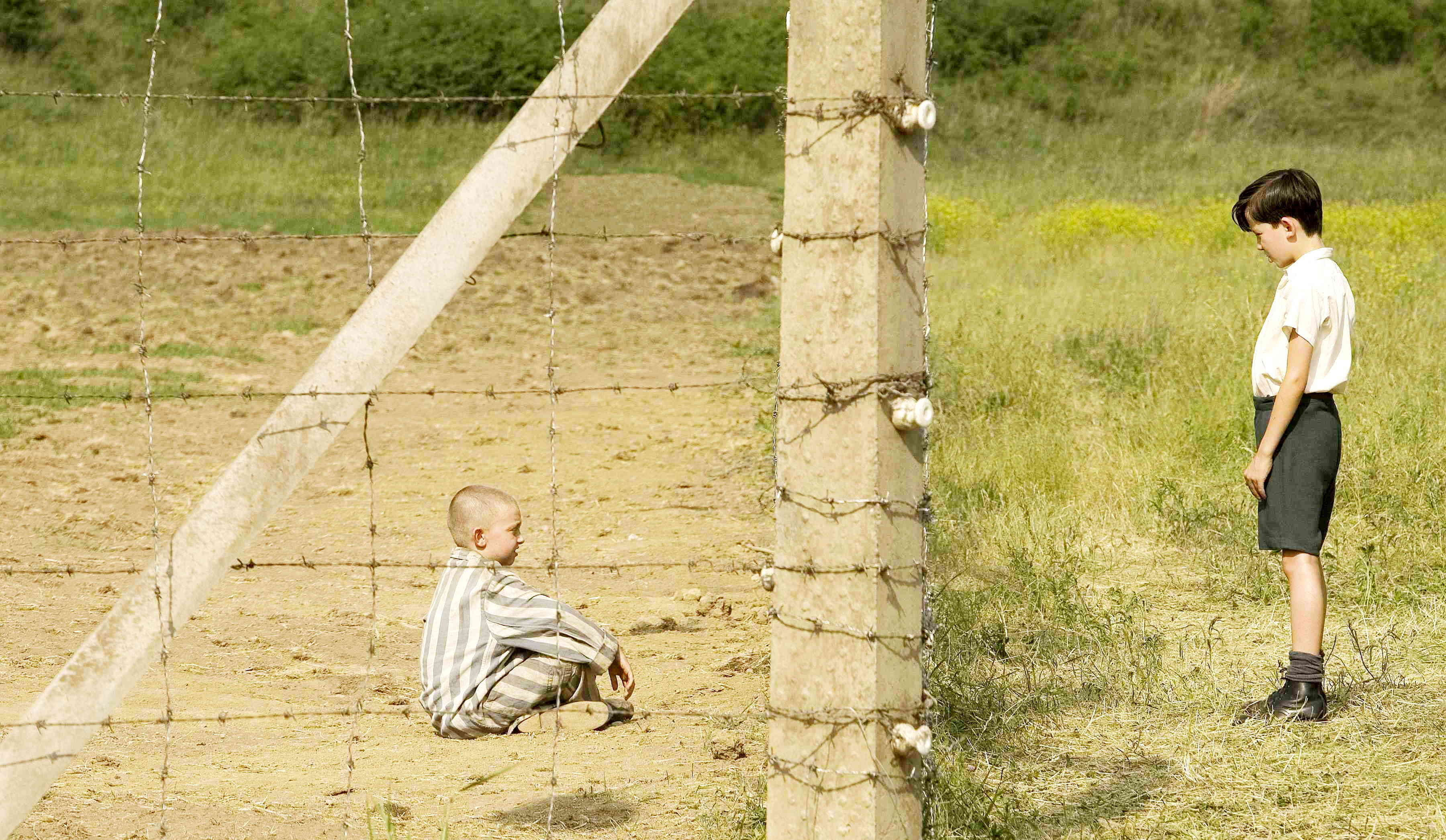 Мальчик в полосатой пижаме на реальных. Мальчик в полосатой пижаме (2008). Шмуэль мальчик в полосатой пижаме.