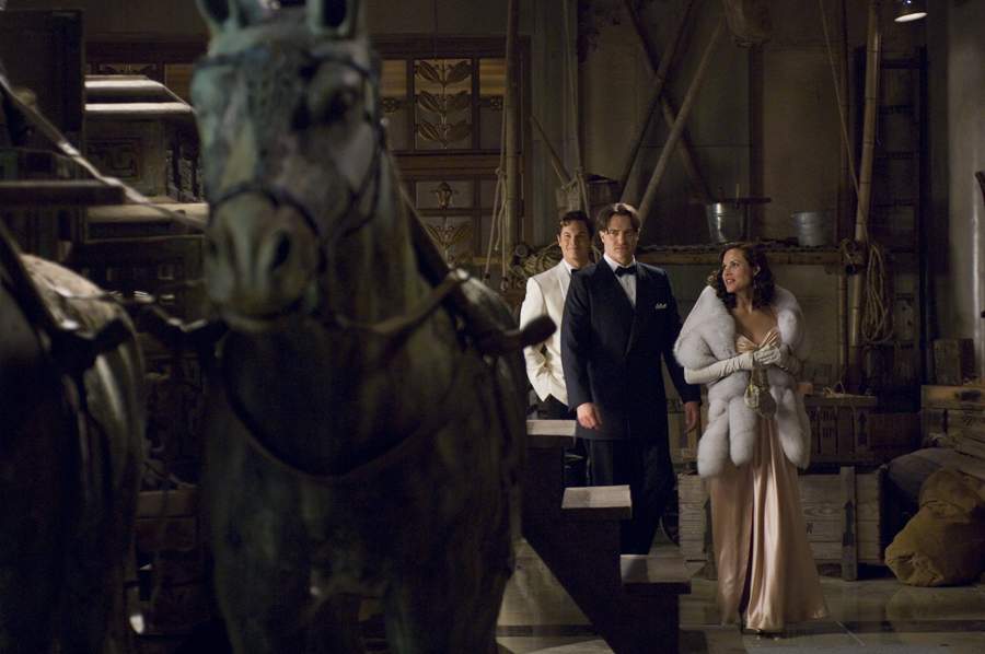 (L to R) Alex O'Connell (LUKE FORD) is joined by his parents, Rick (BRENDAN FRASER) and Evelyn (MARIA BELLO) in The Mummy: Tomb of the Dragon Emperor.