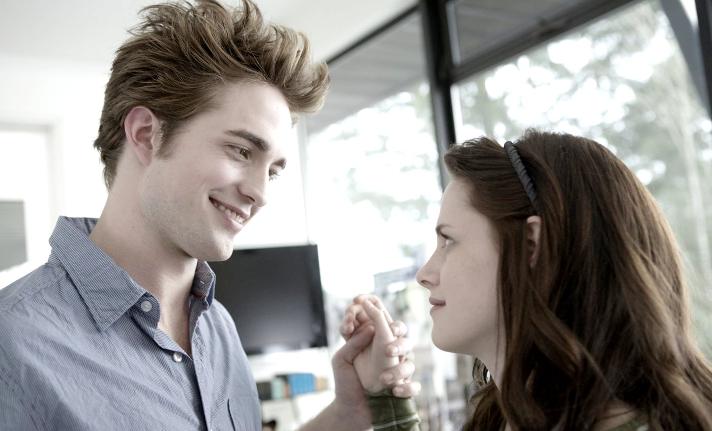 Robert Pattinson stars as Edward Cullen and Kristen Stewart stars as Bella Swan in Summit Entertainment's Twilight (2008)