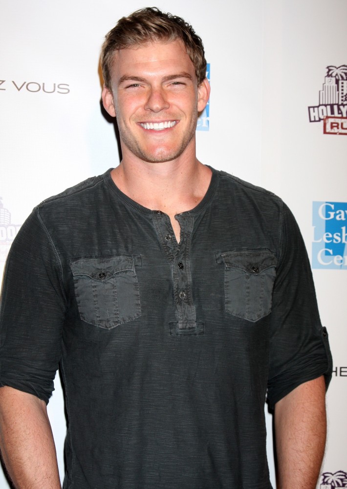 Next photo of Alan Ritchson