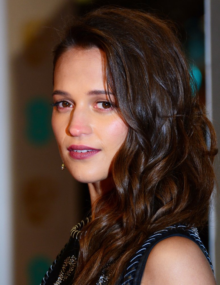 Alicia Vikander hair