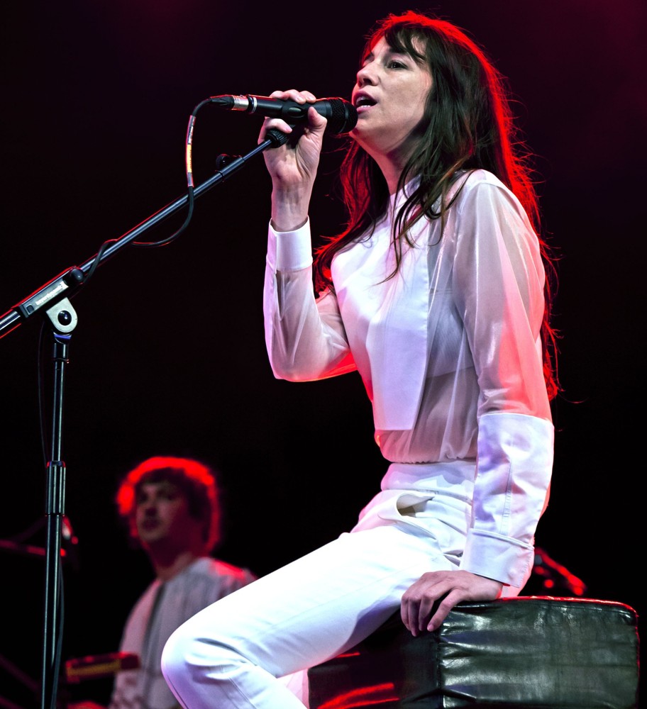 Charlotte Gainsbourg Picture 24 - Charlotte Gainsbourg Performing Live ...