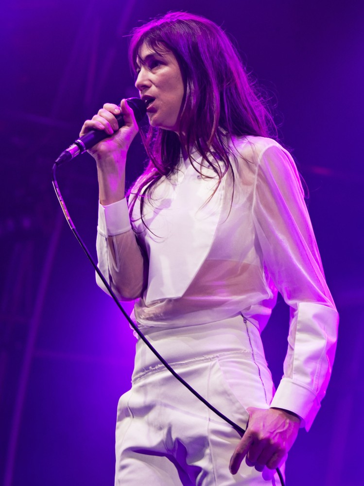 Charlotte Gainsbourg Picture 19 - Charlotte Gainsbourg Performing Live ...