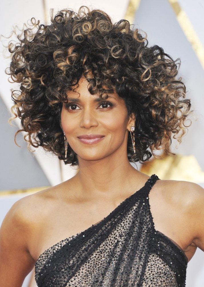 Halle Berry Picture 310 - 89th Annual Academy Awards - Arrivals