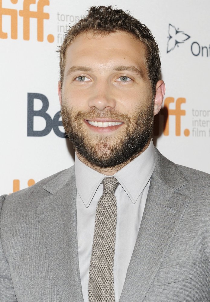 Jai Courtney engaged