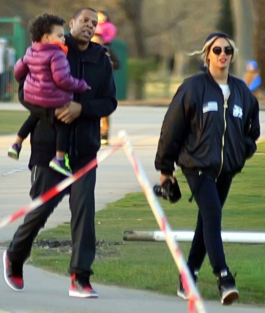 Jay-Z Picture 312 - Beyonce and Jay-Z Enjoy Family Time