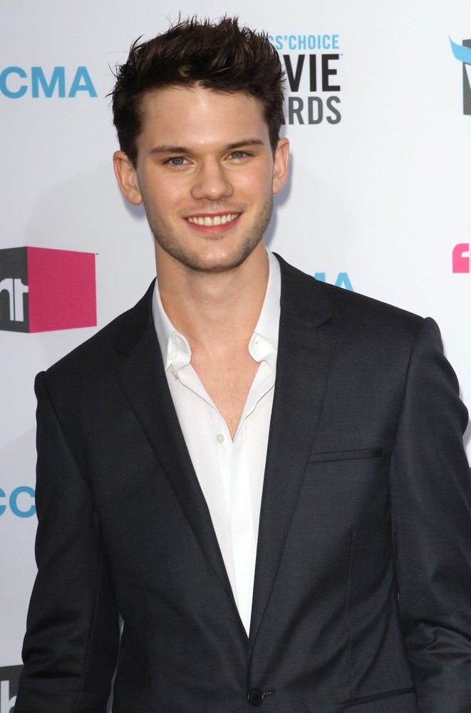 jeremy irvine Picture 15 - 17th Annual Critic's Choice Movie Awards ...