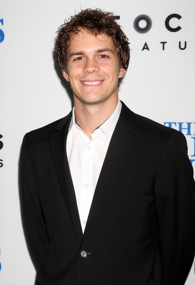 Next photo of Johnny Simmons