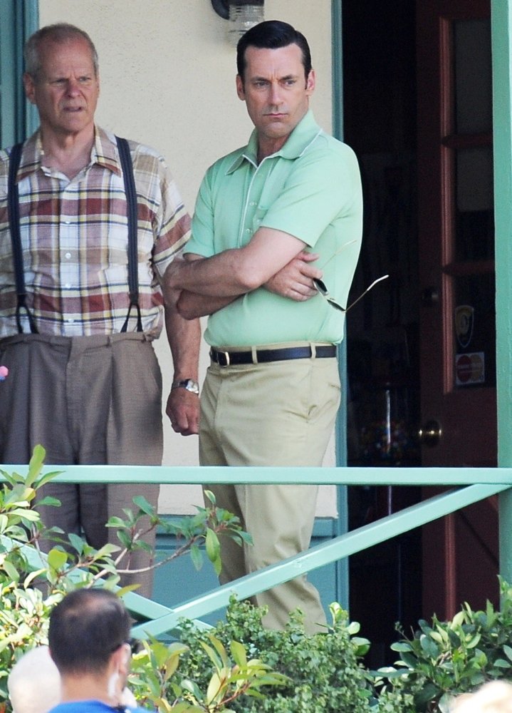 [spoilers] First photos of Don from the filming of season 7B. : r/madmen