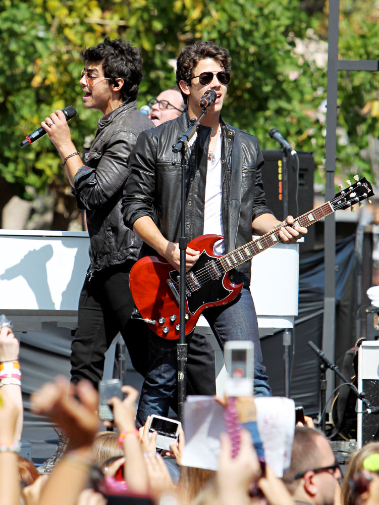 Nick Jonas Picture 54 Jonas Brothers Performing Live On Stage At The Grove 0945