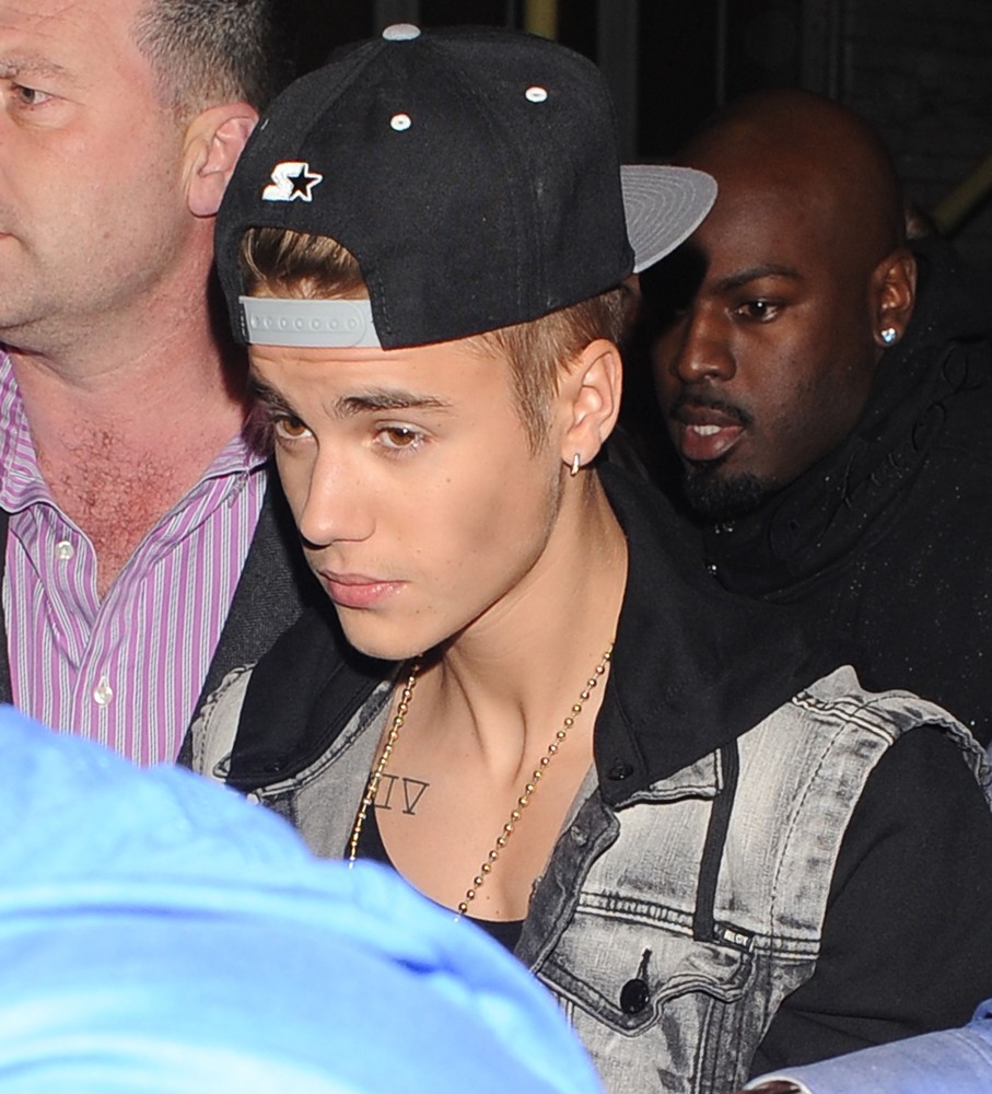 Justin Bieber Picture 1 - Justin Bieber Left His Hotel at 1AM and ...