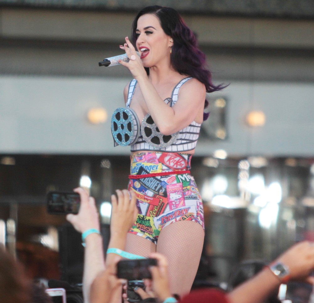 Katy Perry Picture 496 - Katy Perry Performing Live on Hollywood Blvd ...