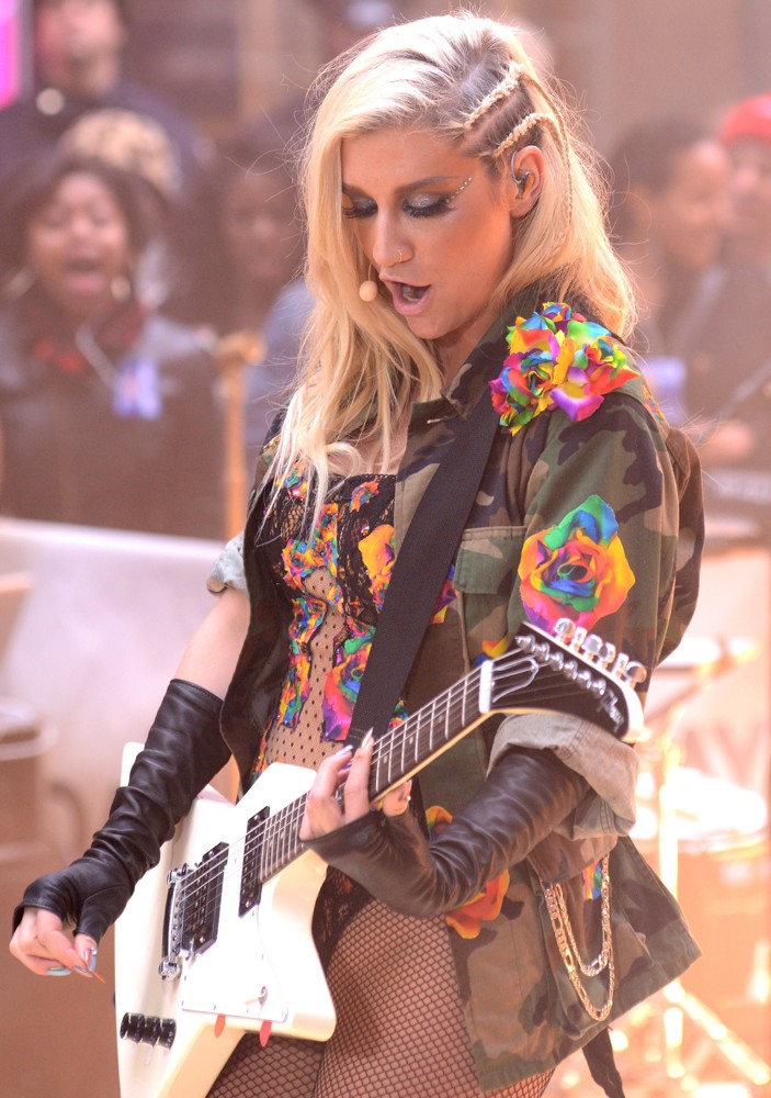 Ke$ha Picture 1 - Ke$ha Performing Live on NBC's Toyota Thanksgiving ...