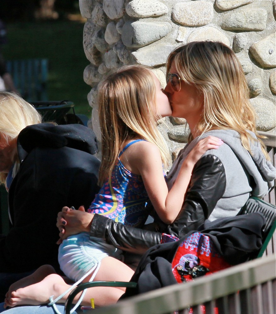 Heidi Klum And Daughter Kissing