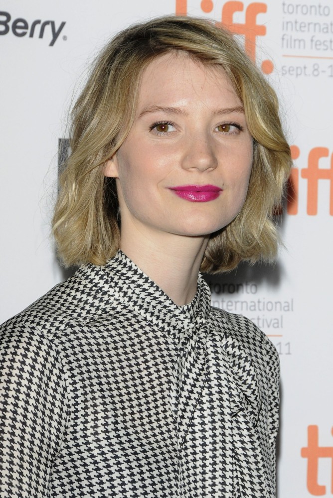 Mia Wasikowska Picture 28 - 2012 Vanity Fair Oscar Party - Arrivals