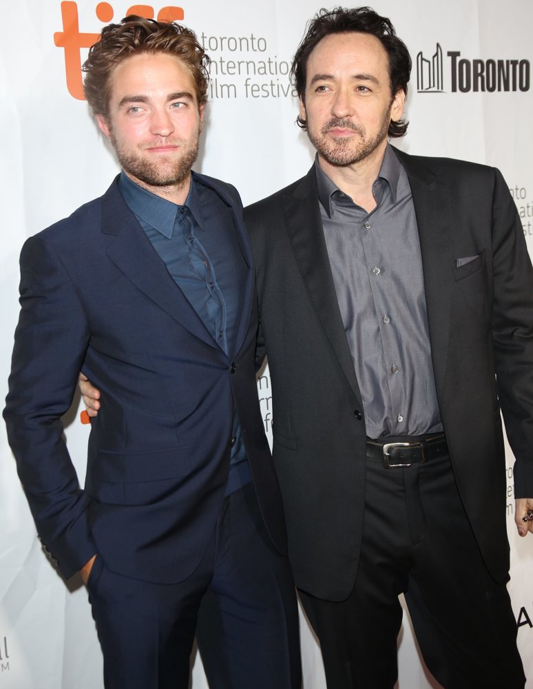¿Cuánto mide Robert Pattinson? - Real height Pattinson-cusack-2014-toronto-international-film-festival-01