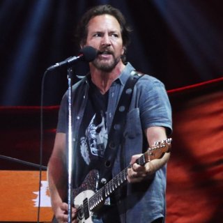 Eddie Vedder Engaged to Model Girlfriend Jill McCormick