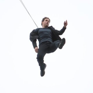 Tom Cruise Leaps from The Roof of St. Paul's Cathedral During Filming for Mission: Impossible