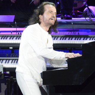 Янни хрисомаллис слушать. Янни хрисомаллис концерт 2006. Yanni джем. Yanni 2006 год. Оркестр Yanni 2006 sostav.