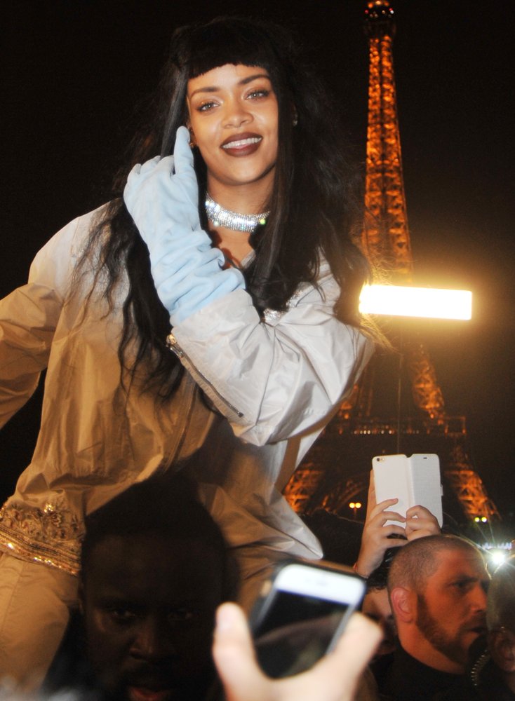 Rihanna Picture 1067 - Rihanna Attends A Photoshoot with Fans