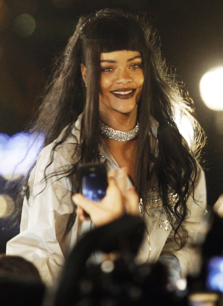 Rihanna Picture 1066 - Rihanna Attends A Photoshoot with Fans