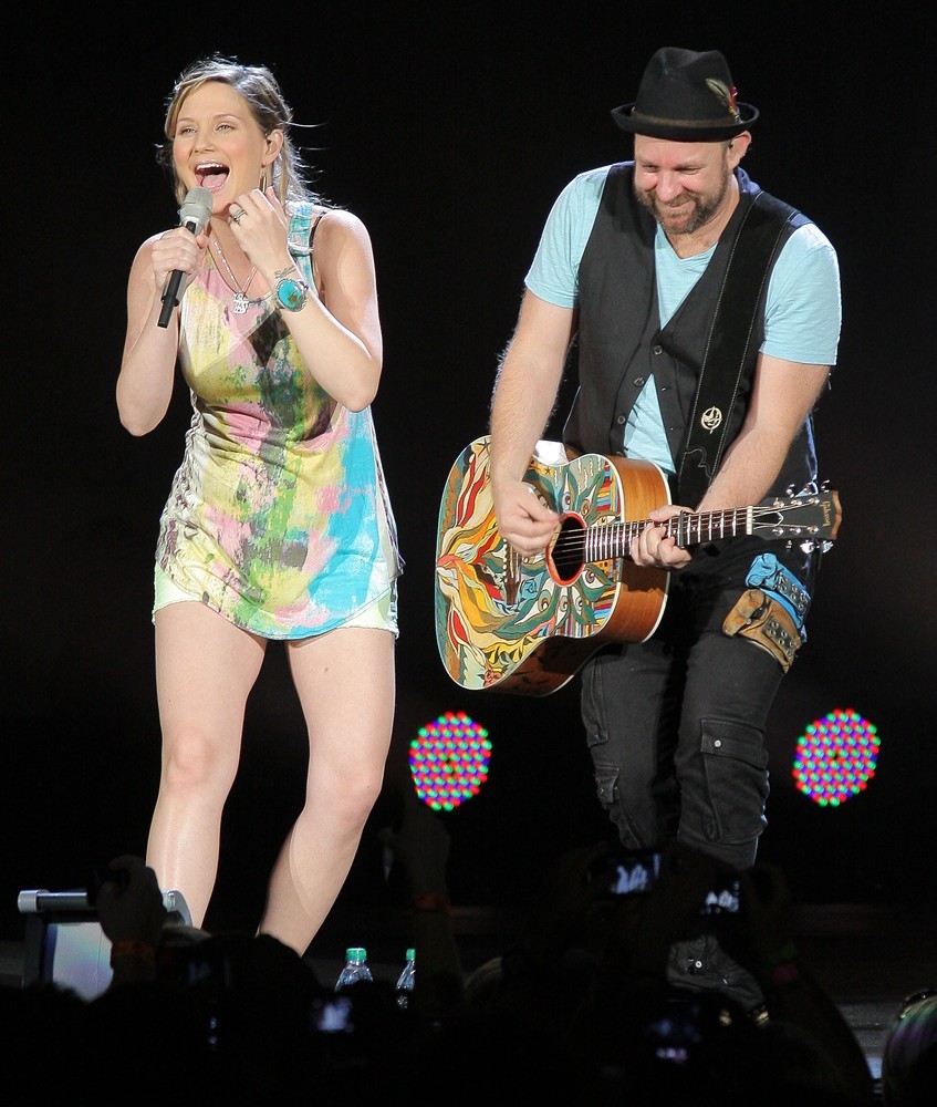 Sugarland Picture 49 - Sugarland Perform During The In Your Hands Tour