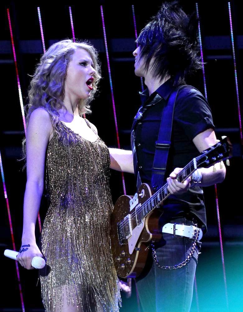 Taylor Swift Picture 267 - The Final Night of The 2011 CMA Music ...