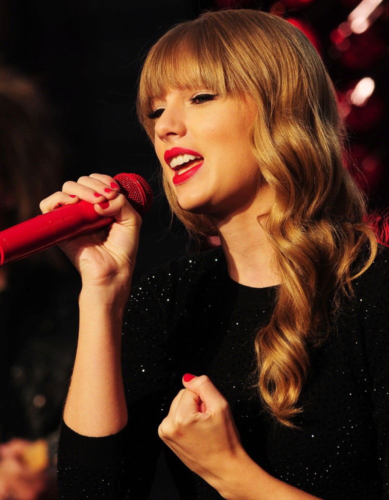 Taylor Swift Picture 385 - Taylor Swift Performs on ABC's Good Morning ...