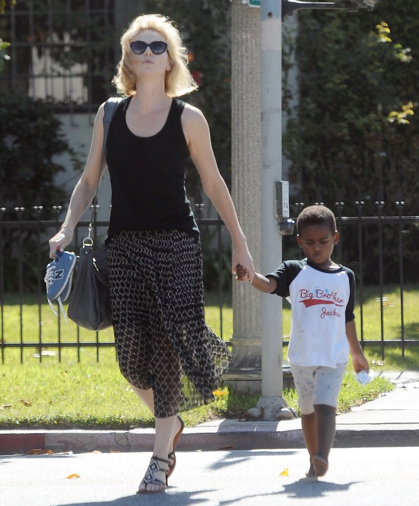 Charlize Theron Picture 245 - Charlize Theron Out with barefooted ...