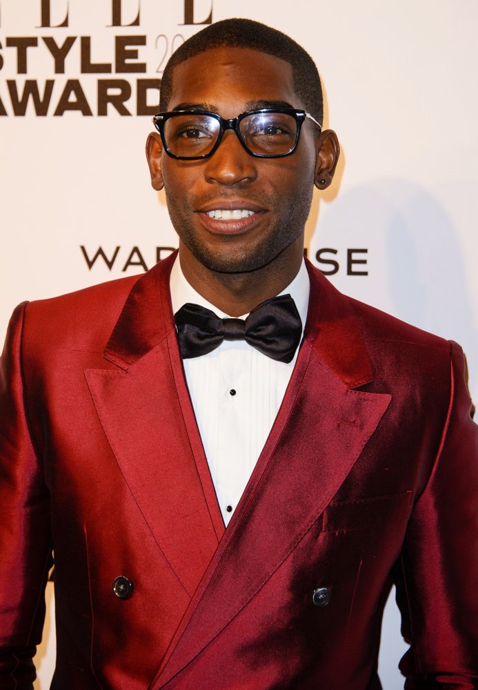 Tinie tempah girl likes. Tinie tempah. Tinie tempah в Красном костюме.