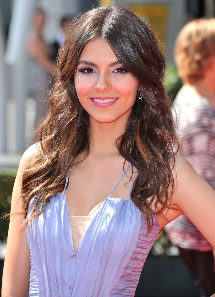 victoria justice Picture 39 - 2011 Primetime Creative Arts Emmy Awards ...