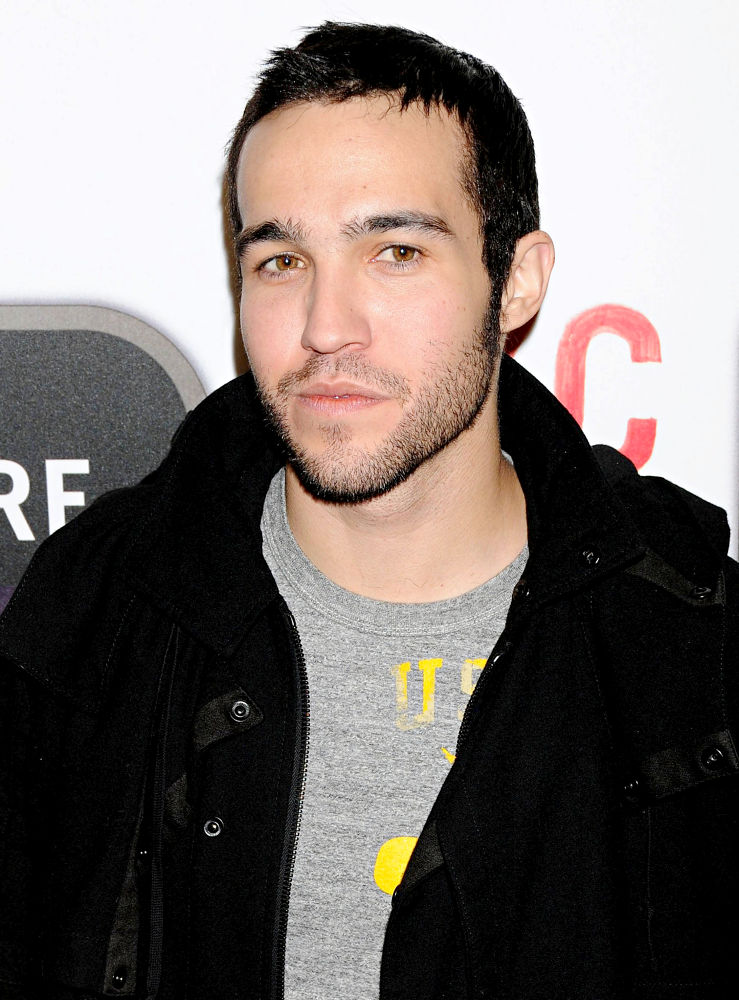 Пит вентц. Pete Wentz. Пит Вентц рост. Pete wentz2000x2000. Пит Вентц с игрушкой.