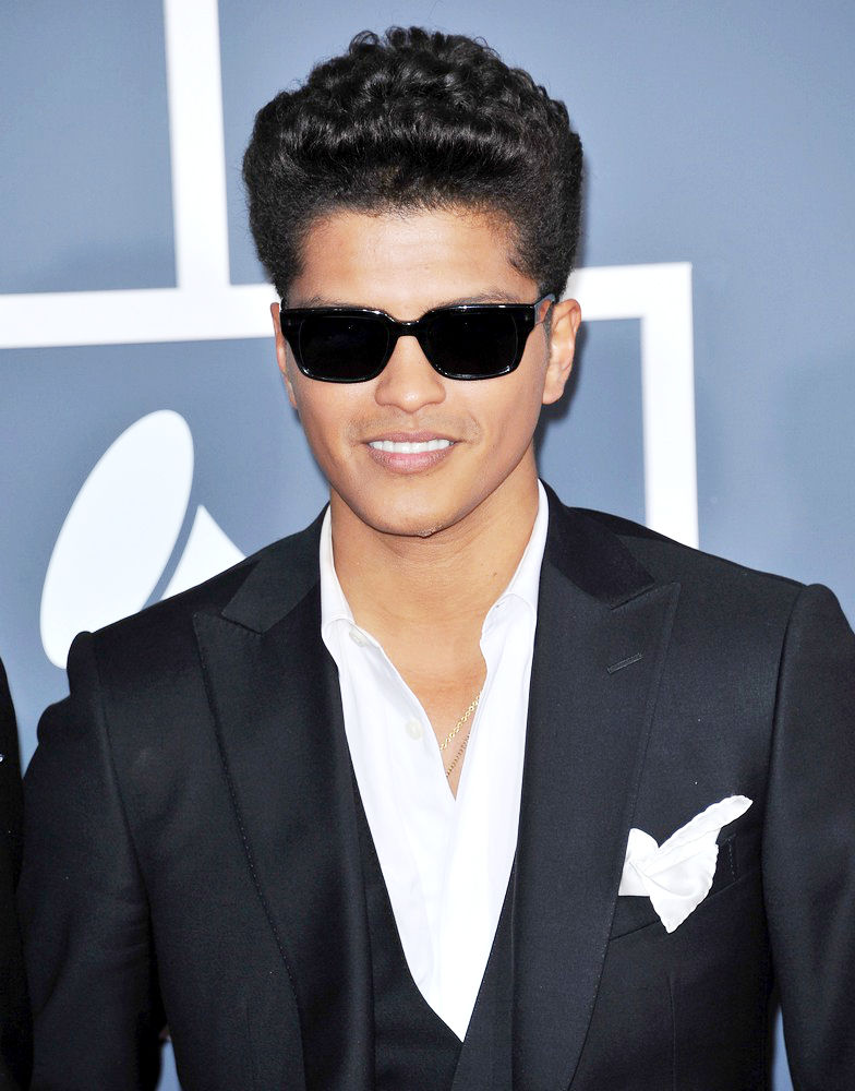 Mirror bruno mars. Бруно Марс ориентация. Стрижка Бруно Марса. Bruno Mars сейчас. Bruno Mars 2011.